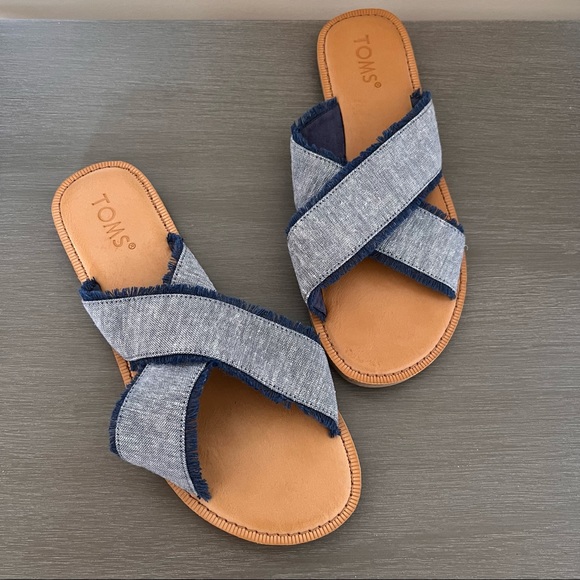 TOMS Viv Fringe Flat Sandals - Picture 3 of 7